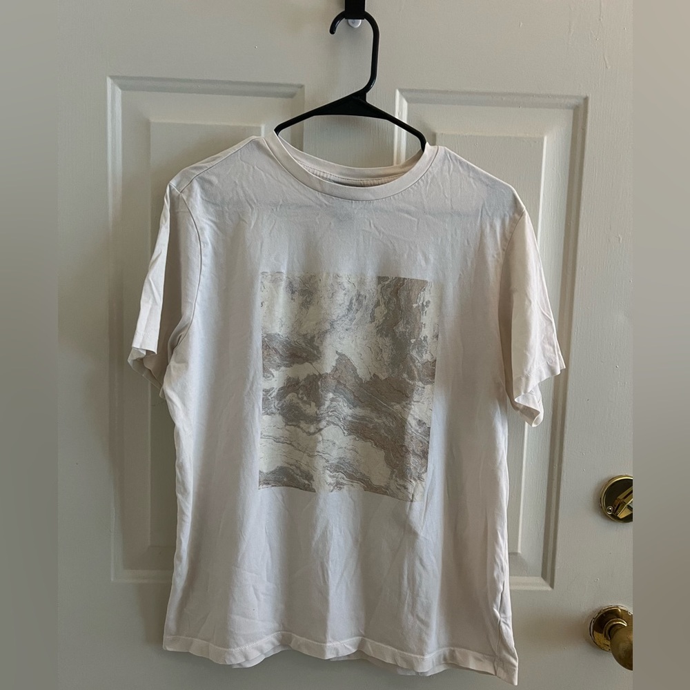 H&M Men’s Size Medium Graphic Logo T-shirt Cream Tan Beige Marble Design